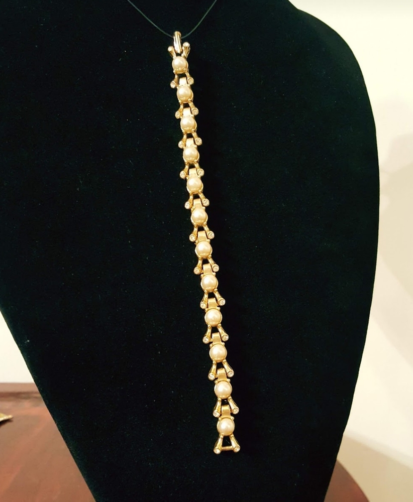 Vintage 7 1/4 faux pearl gold tone bracelet.